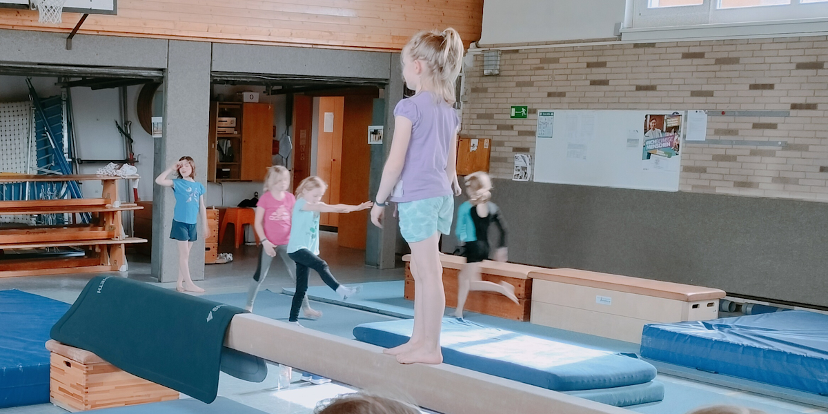 Kinde auf Schwebebalken